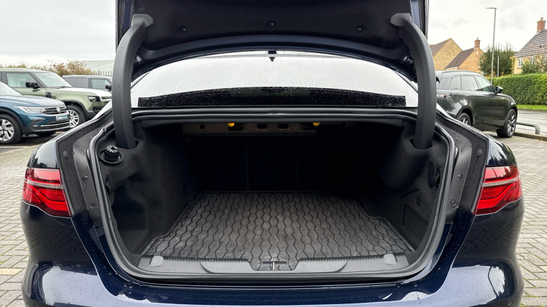 Jaguar XE 2.0 D200 R-Dynamic SE Black 4dr Auto Diesel Saloon